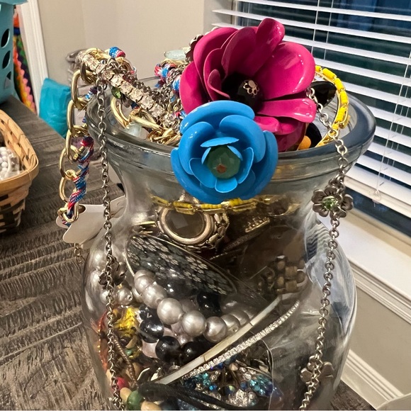 Vintage/ Modern Jewelry Jar Lot~ 2 LBS WEARABLE & JUNK - Picture 2 of 5